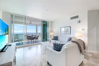 300 Dunes Blvd in Naples, FL - Building Photo - Building Photo