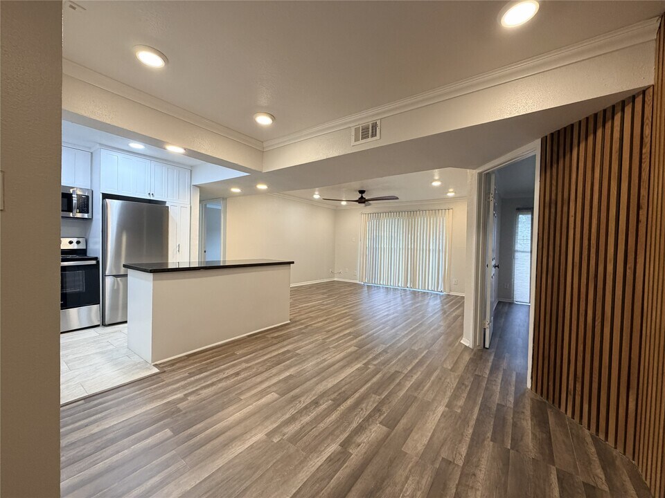 3045 Walnut Bend Ln in Houston, TX - Building Photo