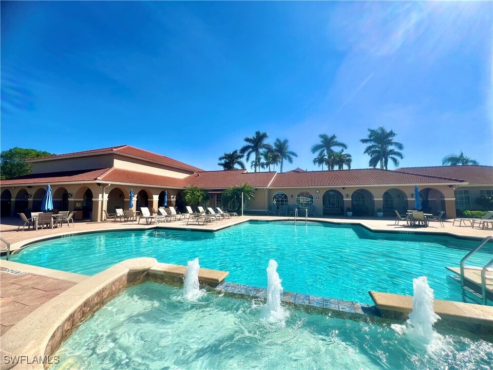 6720 Huntington Lakes Cir in Naples, FL - Foto de edificio