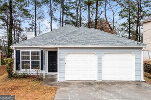5326 Kirk Dr in Atlanta, GA - Building Photo