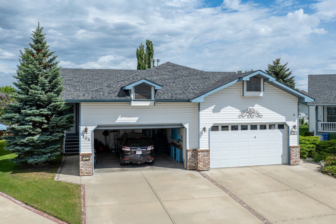 67 Rowell in Red Deer, AB - Building Photo