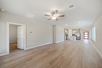 1666 Shae Oak Ln in Conroe, TX - Foto de edificio - Building Photo