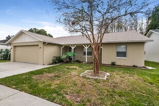 10950 Kenmore Dr in New Port Richey, FL - Building Photo