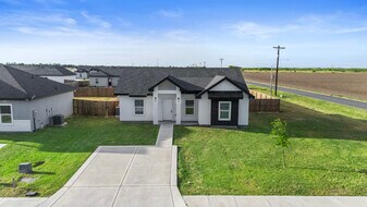 1811 Unity Dr in Mercedes, TX - Building Photo