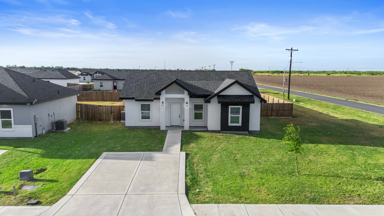 1811 Unity Dr in Mercedes, TX - Building Photo