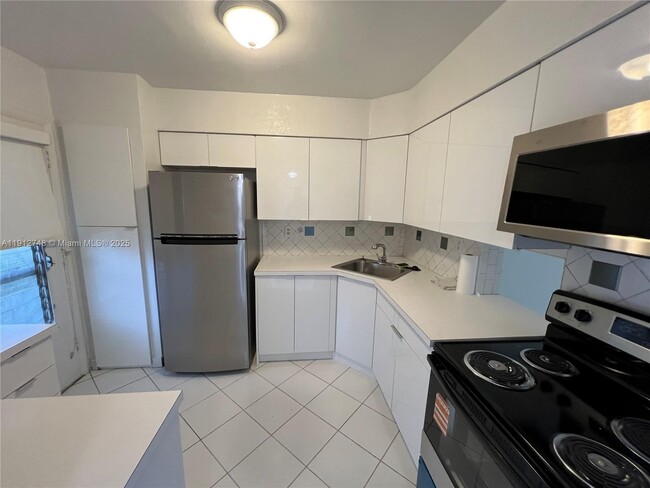 1550 NE 191st St in Miami, FL - Foto de edificio - Building Photo