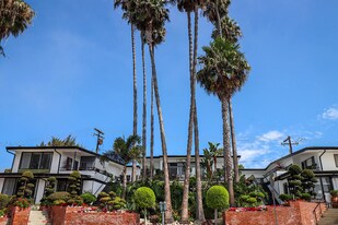 250 Cliff Dr, Unit 16 in Laguna Beach, CA - Building Photo
