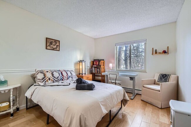 property at 860 W Moorhead Cir