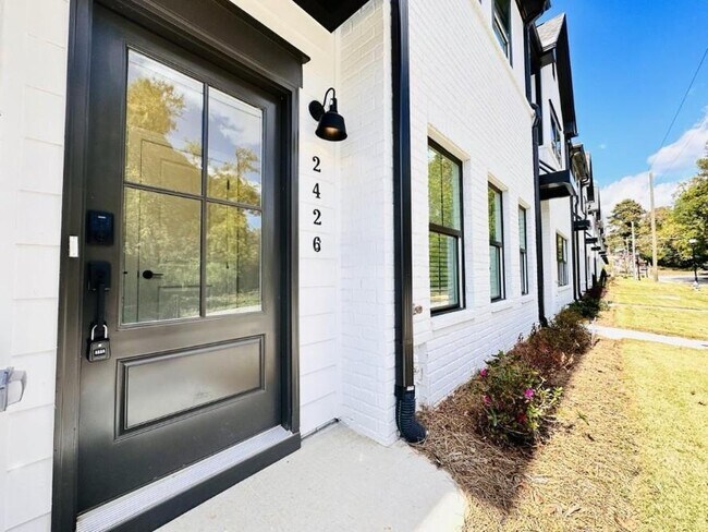 2422 Lakeshore Ln in Atlanta, GA - Building Photo - Building Photo