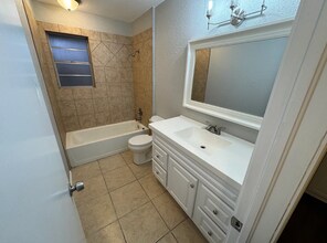 8801 Cedar Ln in Midwest City, OK - Foto de edificio - Building Photo