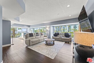 13600 Marina Pointe Dr in Marina Del Rey, CA - Foto de edificio - Building Photo