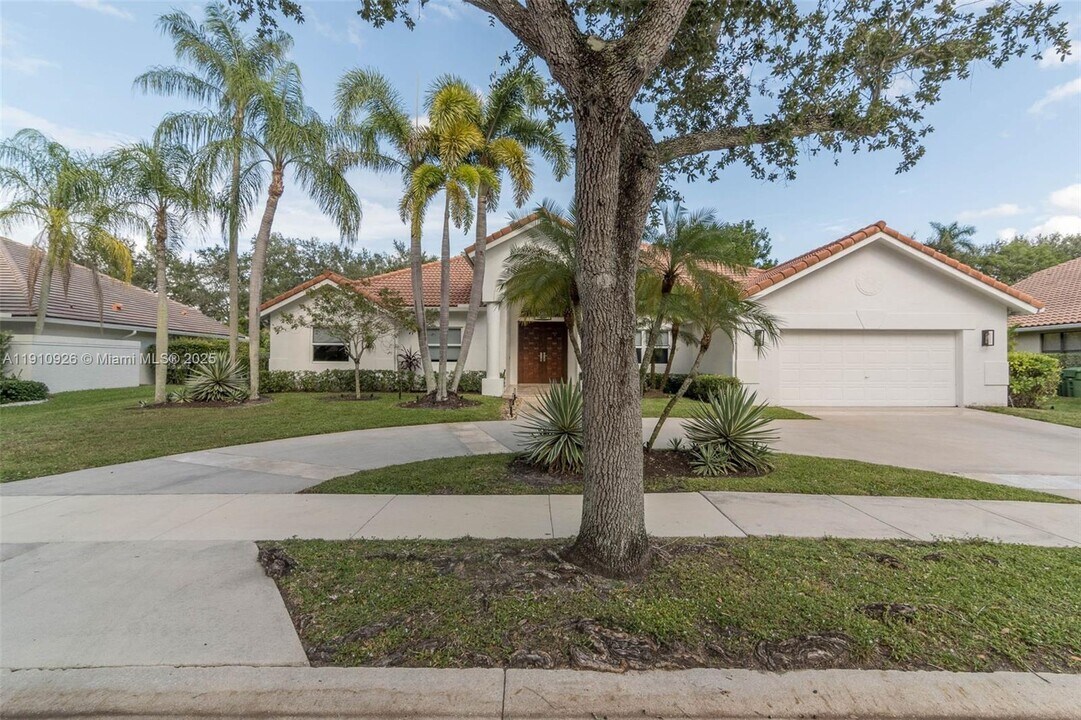 1222 Manor Ct in Weston, FL - Building Photo