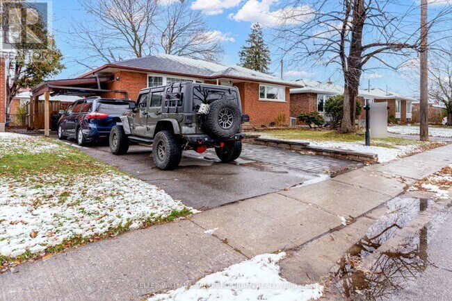 44 Shrewsbury Square in Toronto, ON - Building Photo - Building Photo