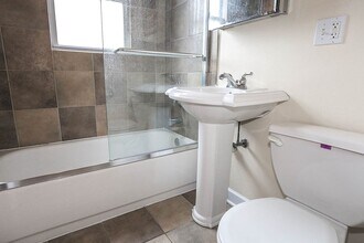 628 W Roscoe St, Unit 2S in Chicago, IL - Building Photo - Building Photo