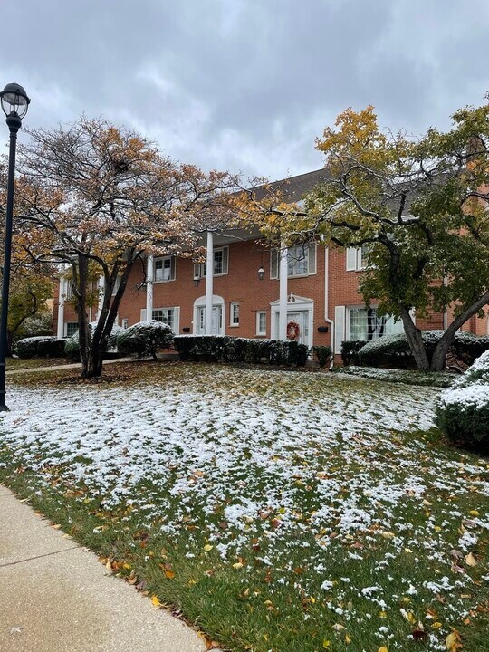 4 N Tower Rd in Oak Brook, IL - Building Photo