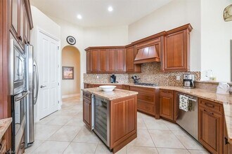 6504 Costa Cir in Naples, FL - Foto de edificio - Building Photo