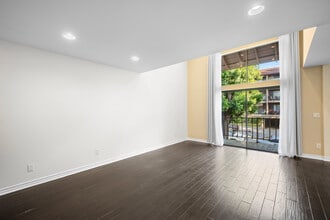 323 N Jackson St in Glendale, CA - Foto de edificio - Building Photo