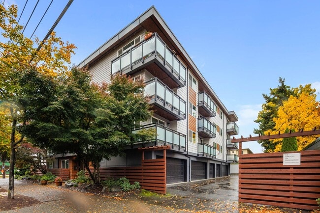 7501 Greenwood Ave N in Seattle, WA - Building Photo - Building Photo