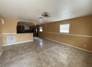 12064 Sitterley St in Naples, FL - Foto de edificio - Building Photo