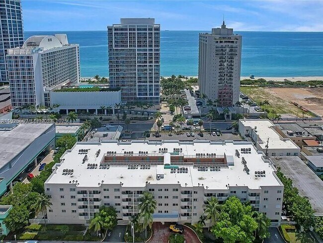 6801 Harding Ave in Miami Beach, FL - Foto de edificio - Building Photo