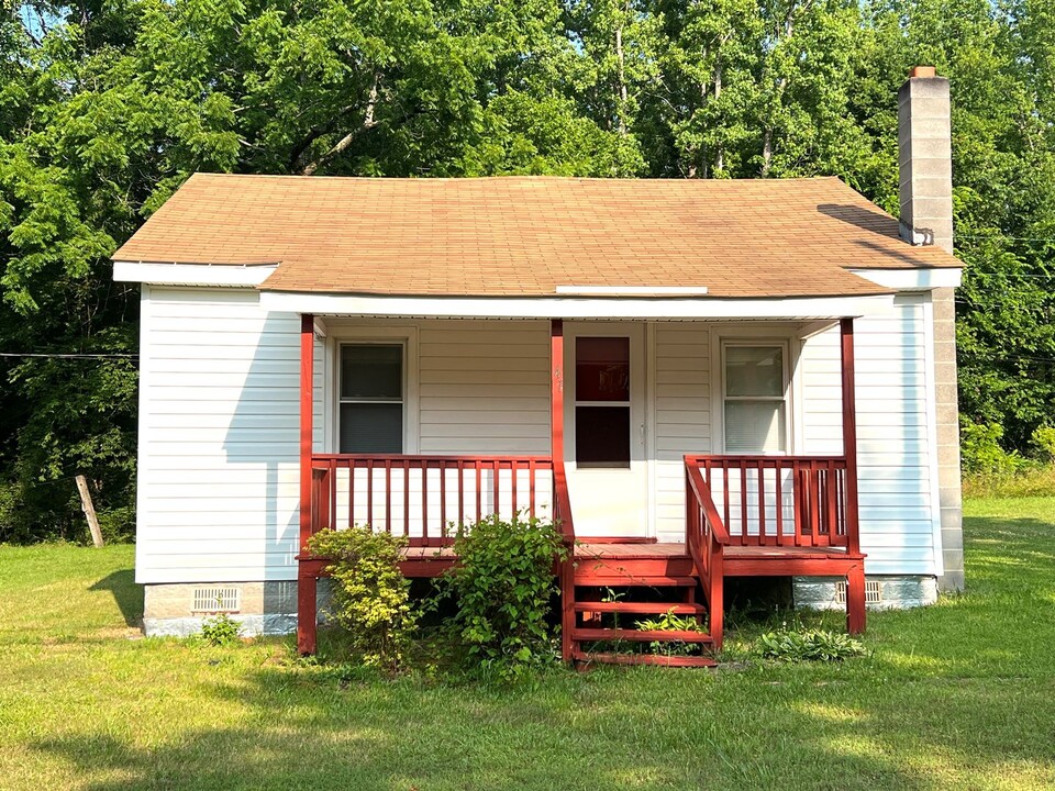 41 Quarter Moon Rd in Emporia, VA - Building Photo