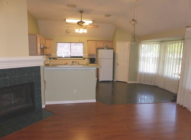 12530 Meadowglen Dr in Stafford, TX - Building Photo - Building Photo