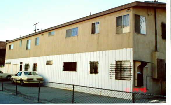 2100 Park Grove Av in Los Angeles, CA - Building Photo