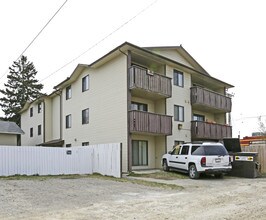 1725 38th St SE in Calgary, AB - Building Photo - Building Photo