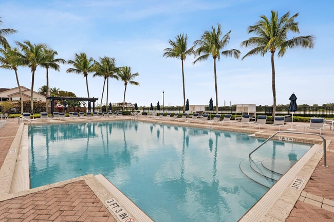2330 Wellington Green Dr in Wellington, FL - Foto de edificio - Building Photo
