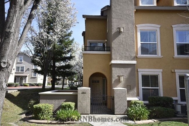 1211 Vessona Cir in Folsom, CA - Building Photo - Building Photo