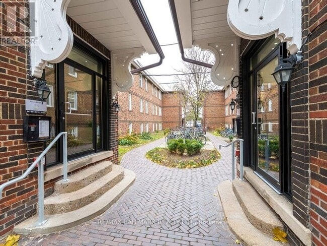 245 Howland Ave in Toronto, ON - Building Photo - Building Photo