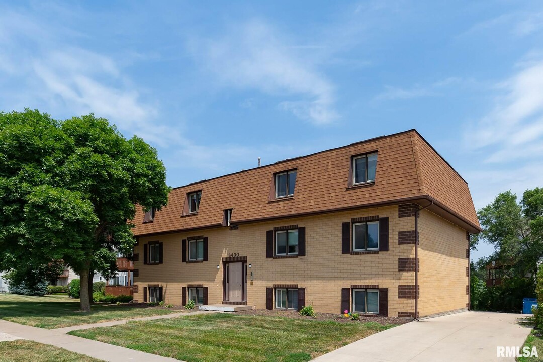 3430 Holiday Ct-Unit -2 in Bettendorf, IA - Building Photo