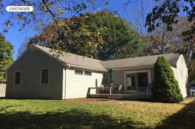 23 Maidstone Ave in East Hampton, NY - Building Photo - Building Photo