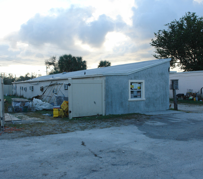 2002 Hammondville Rd in Pompano Beach, FL - Building Photo - Building Photo