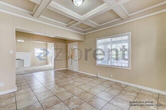 4062 S Budlong Ave in Los Angeles, CA - Foto de edificio - Building Photo