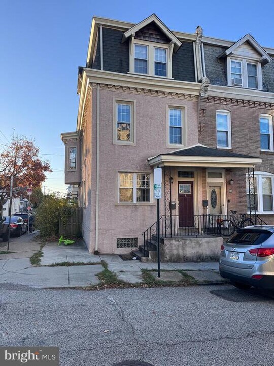 389 Conarroe St in Philadelphia, PA - Building Photo