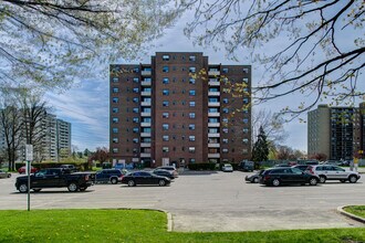 Linwood Apartment in Mississauga, ON - Building Photo - Building Photo