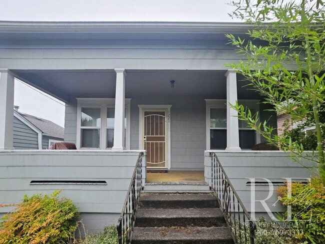 1221 Burwell St in Bremerton, WA - Building Photo - Building Photo