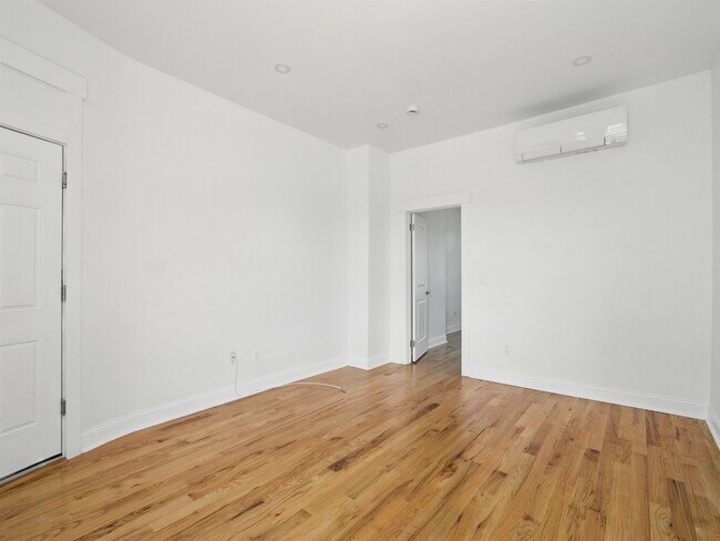 18 Poplar St in Jersey City, NJ - Building Photo - Building Photo