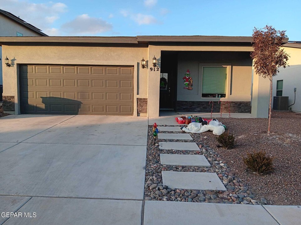 912 Nickel Hl Ave in Santa Teresa, NM - Foto de edificio