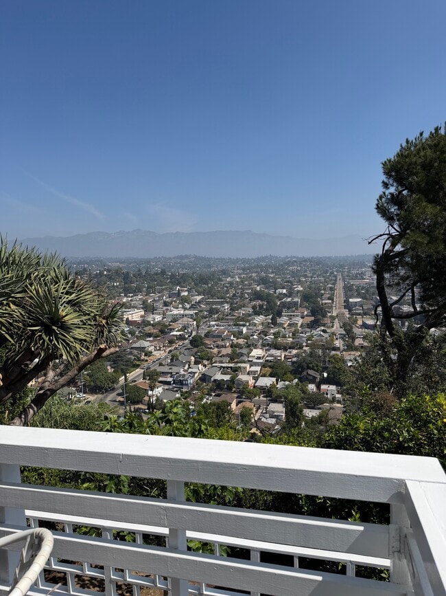 518 1/2 Crane Blvd in Los Angeles, CA - Foto de edificio - Building Photo