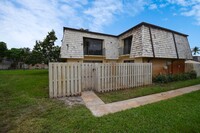 119 Lake Arbor Dr in Palm Springs, FL - Foto de edificio - Building Photo