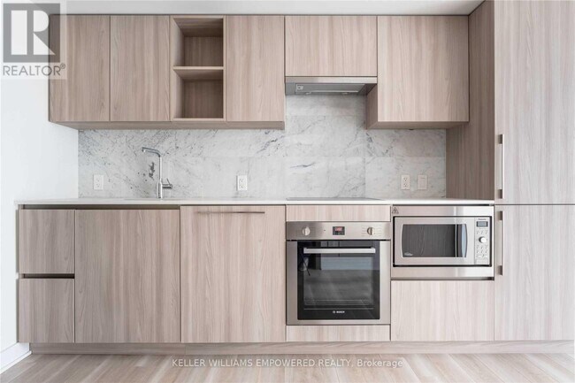 17 Bathurst St in Toronto, ON - Building Photo - Building Photo