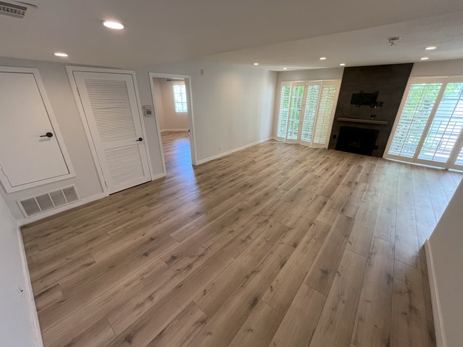 4249 Longridge Ave, Unit 208 in Studio City, CA - Foto de edificio - Building Photo