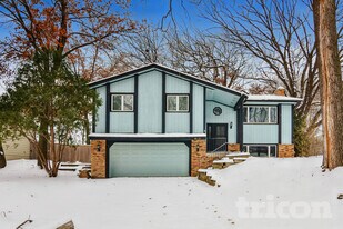 412 Harold Dr in Burnsville, MN - Building Photo