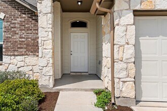 100 Grouger Cv in Leander, TX - Foto de edificio - Building Photo