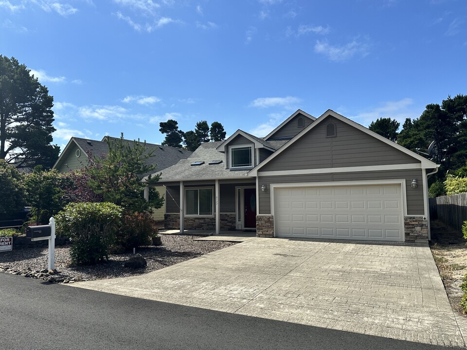 2127 Royal Saint George Dr in Florence, OR - Building Photo