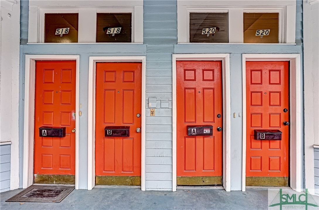 518 E Waldburg St in Savannah, GA - Foto de edificio