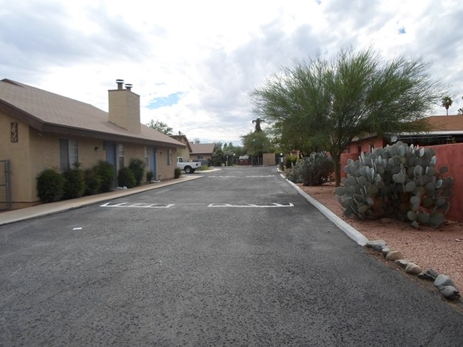 Flower Street Villas in Tucson, AZ - Foto de edificio - Building Photo