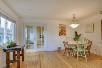2114 Grand Ave S, Unit Large dulex with a pond. in Minneapolis, MN - Building Photo - Building Photo